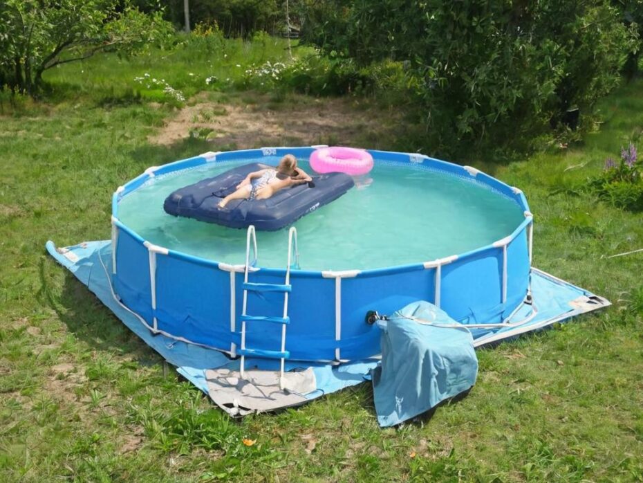 Ideas para colocar una escalera de madera junto a una piscina redonda