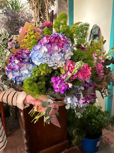 Con Flores Y A Lo Loco