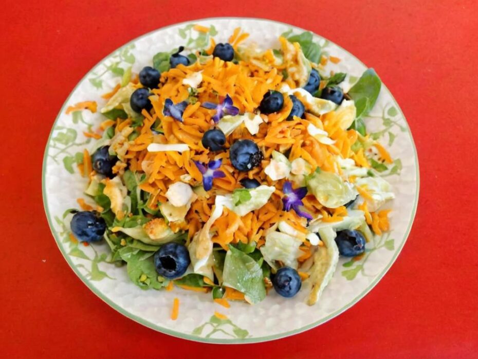 10 plantas con flores para tomar en tus ensaladas de verano