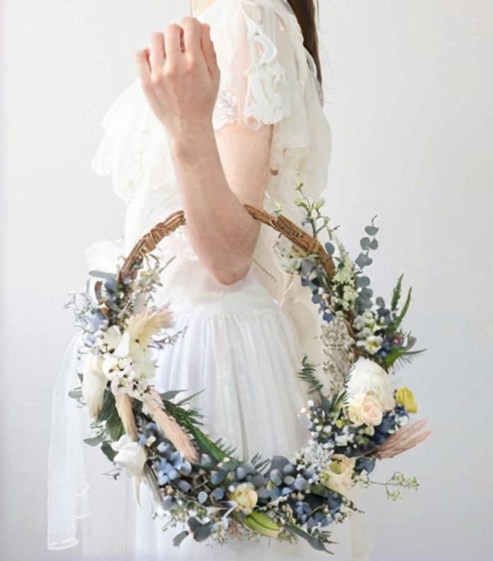Aro de flores la última tendencia en ramos para novias