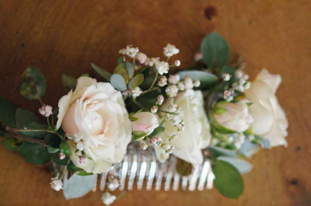 Tocados de flores naturales para ir a una boda de mañana