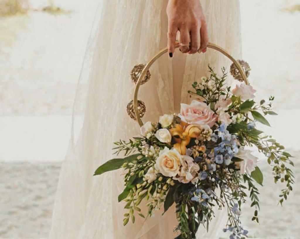 Aro de flores la última tendencia en ramos para novias