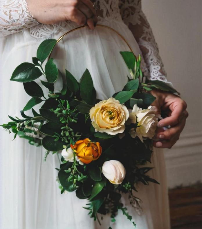 Aro de flores la última tendencia en ramos para novias